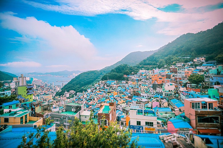 Những ngôi nhà mái xanh dương xếp tầng trên sườn đồi làng Gamcheon