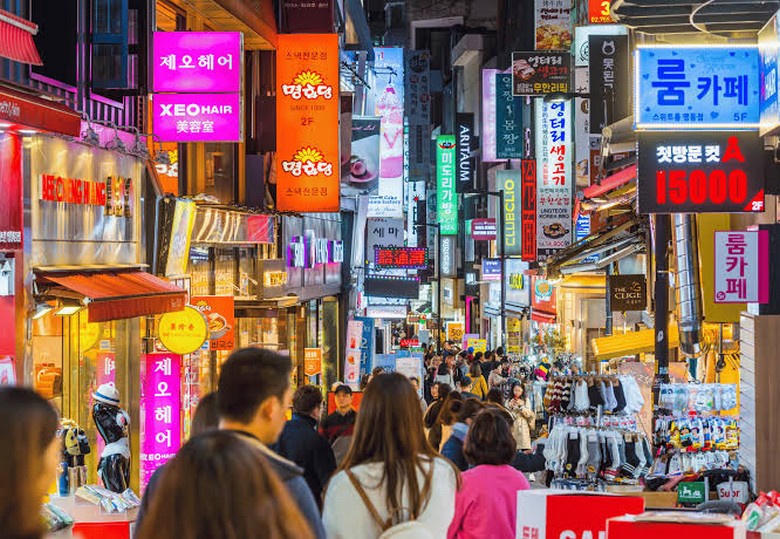 Phố Myeongdong nhộn nhịp với các hàng món ăn đường phố Hàn Quốc