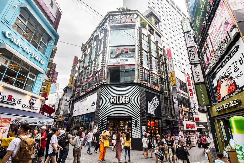 Phố mua sắm Myeongdong ở Seoul với nhiều cửa hàng mỹ phẩm