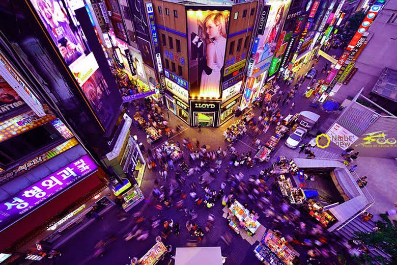  Phố mua sắm và chợ đêm Myeongdong ở Seoul lên đèn về đêm