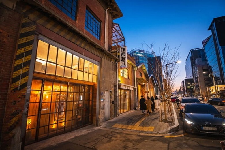 Quán cà phê phong cách công nghiệp tại khu phố Seongsu-dong, Seoul