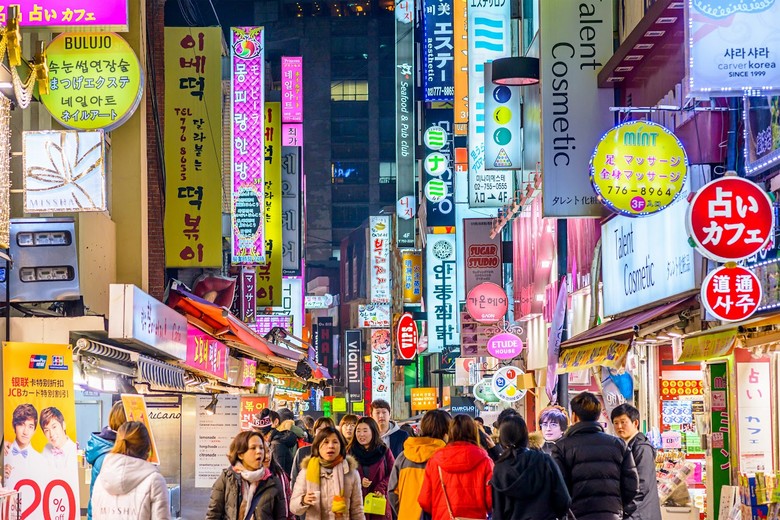 Quầy đồ ăn đường phố sáng đèn trên phố đi bộ Myeongdong buổi tối