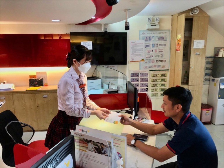 Quầy giao dịch ngoại tệ tại một ngân hàng ở Hà Nội