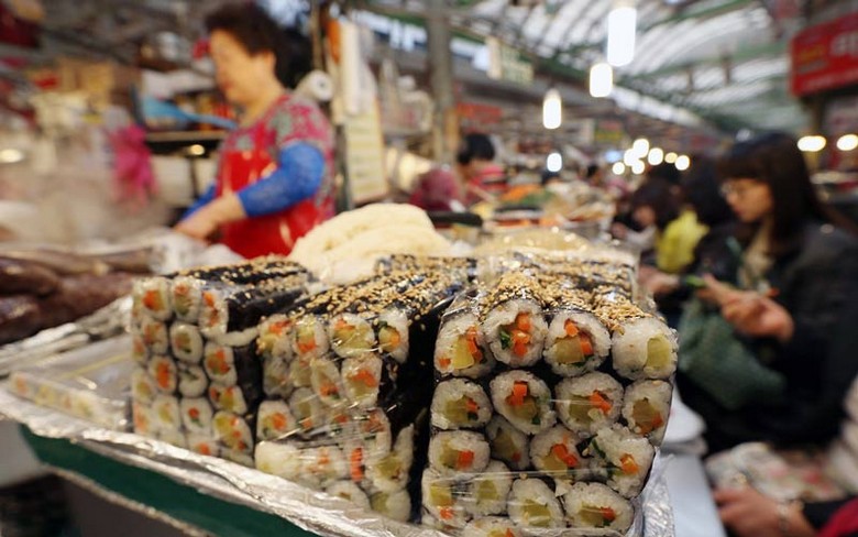 Quầy hàng gimbap tại chợ Gwangjang Seoul với nhiều loại cuộn khác nhau