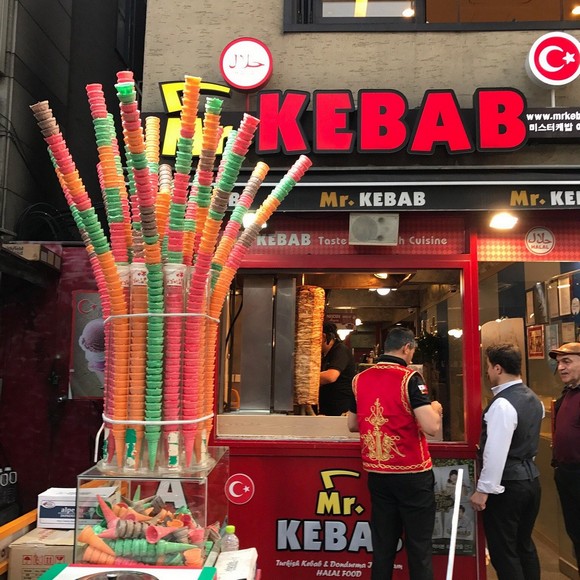 Quầy kebab Thổ Nhĩ Kỳ trên phố chính Itaewon