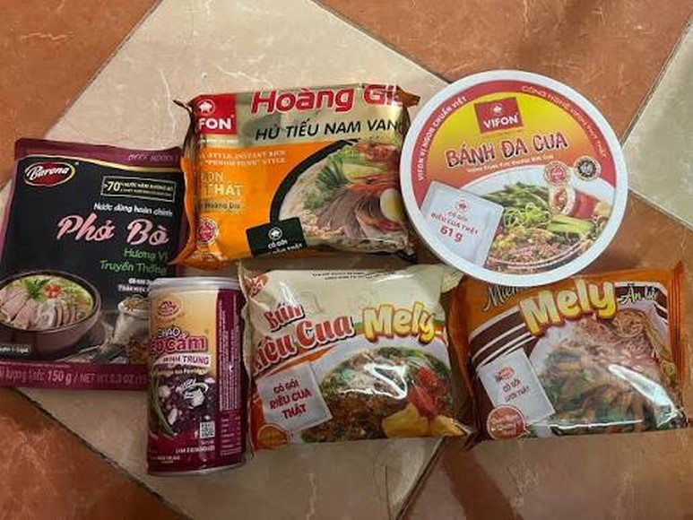 Ruốc, mì gói và đồ ăn vặt Việt Nam chuẩn bị mang theo