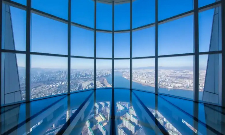  Sàn kính trong suốt tại khu Sky Deck nhìn xuống thành phố bên dưới