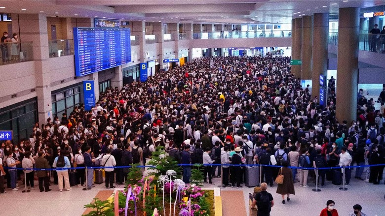 Sân bay đông khách xếp hàng làm thủ tục vào mùa cao điểm