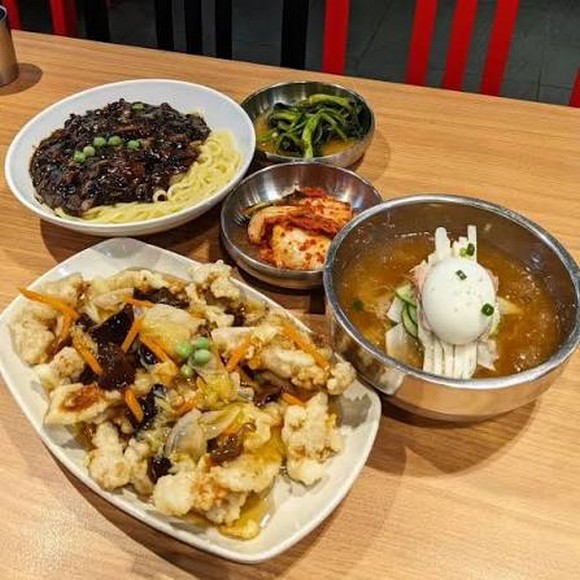Set Jjajangmyeon, jjamppong và tangsuyuk dọn chung trên một bàn