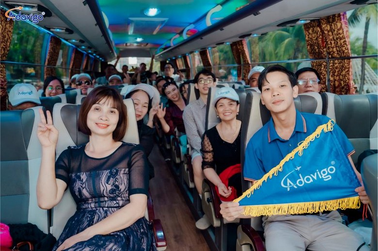 So sánh hình ảnh khách tự túc tra bản đồ và đoàn khách đi cùng hướng dẫn viên