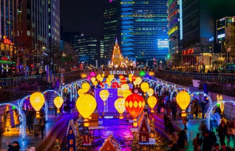 Suối Cheonggyecheon mùa đông với trang trí ánh sáng