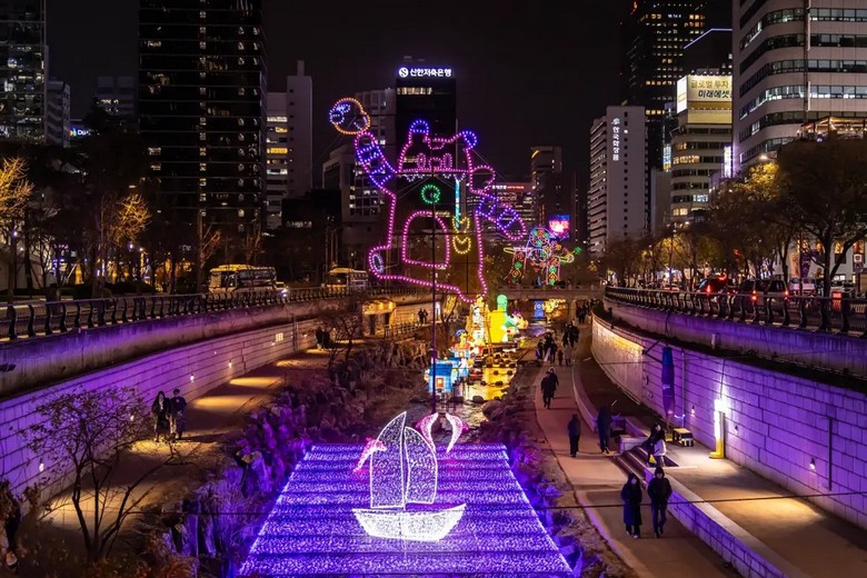 Suối Cheonggyecheon lên đèn buổi tối, ánh sáng phản chiếu xuống mặt nước