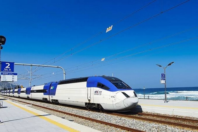 Tàu cao tốc KTX chạy ngang qua khung cảnh ven biển và bãi biển Haeundae ở Busan