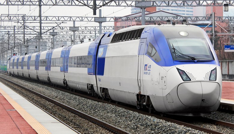 Tàu cao tốc KTX màu trắng đang vào ga ở Hàn Quốc