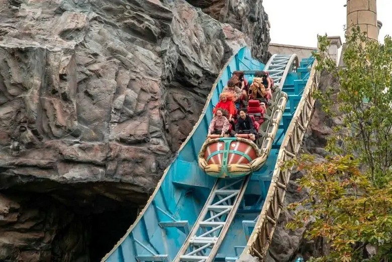 Tàu lượn Atlantis lao xuống nước tại khu Magic Island