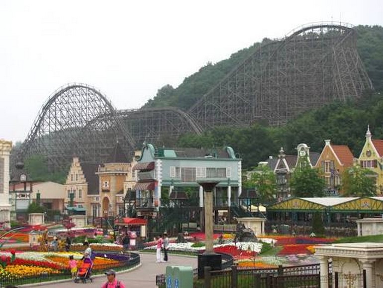 Tàu lượn T Express đổ dốc dựng đứng tại Everland