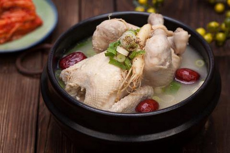 Tô canh gà hầm sâm samgyetang nóng hổi phù hợp cho người lớn tuổi