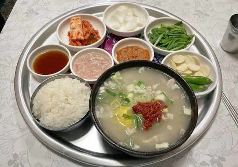  Tô canh thịt heo dwaeji gukbap nóng hổi ăn kèm cơm và các món phụ
