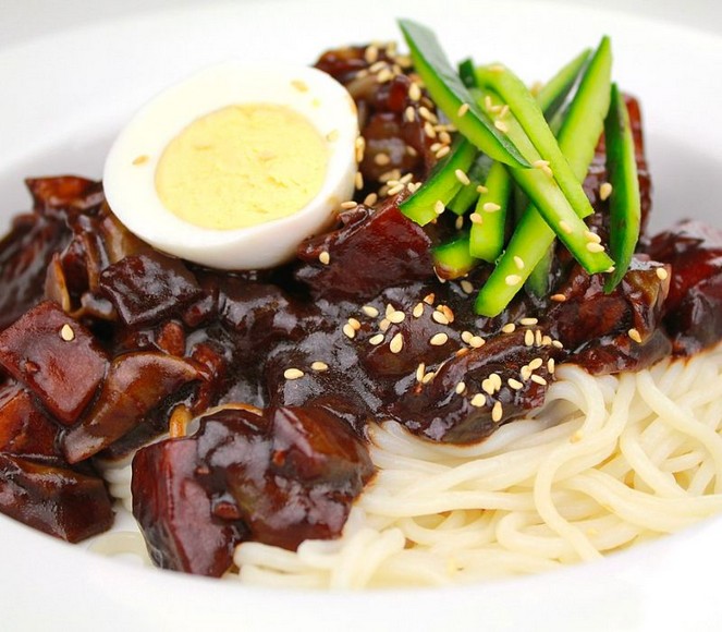 Tô mì đen Jjajangmyeon sốt bóng rắc củ cải vàng và hành lá