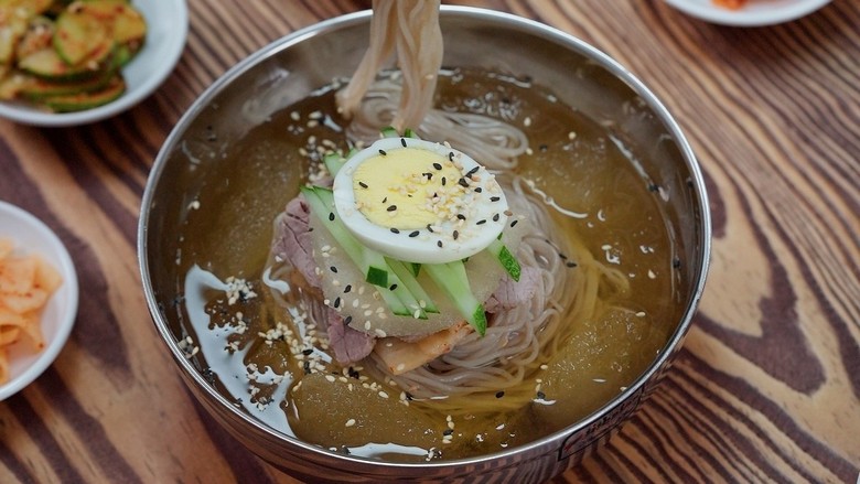 Tô mul-naengmyeon nước dùng lạnh trong vắt với thịt bò thái lát, nửa quả trứng và dưa chuột