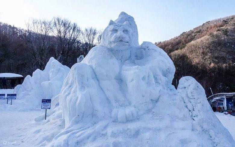 Tượng tuyết khổng lồ tại lễ hội tuyết Taebaeksan giữa núi rừng Gangwon