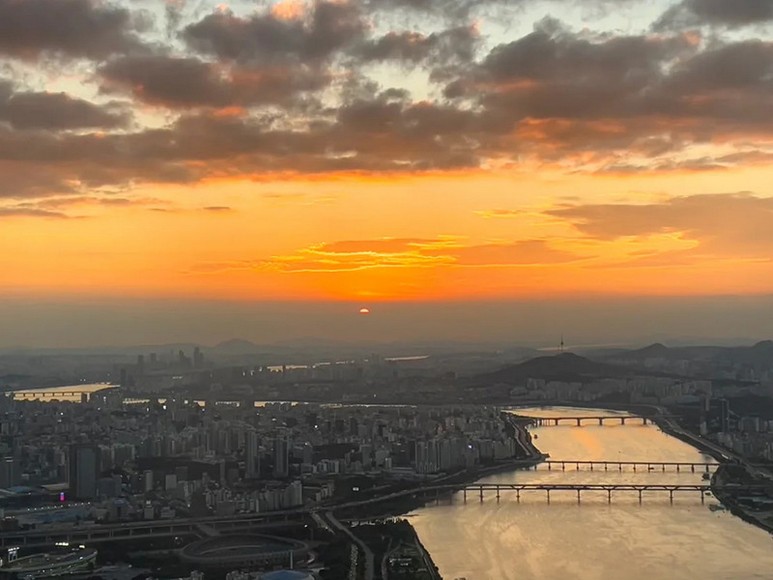 Tầm nhìn toàn cảnh Seoul từ đài quan sát Seoul Sky lúc hoàng hôn