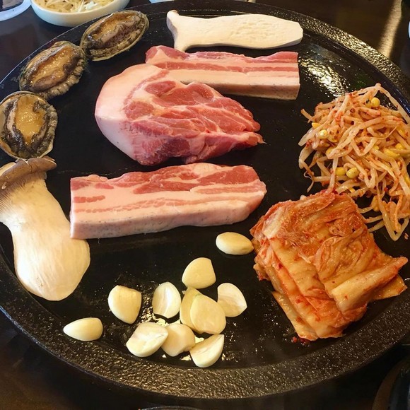  Thịt lợn đen heuk dwaeji đặc sản đảo Jeju đang được nướng