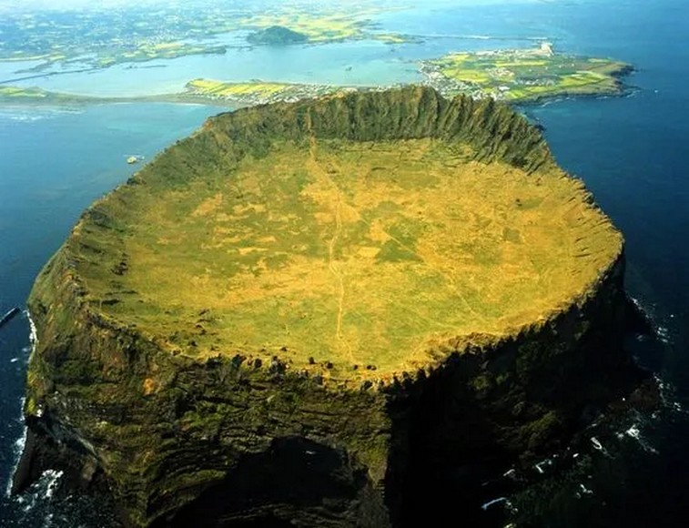 Toàn cảnh đỉnh Seongsan Ilchulbong nhô lên giữa biển Jeju lúc bình minh