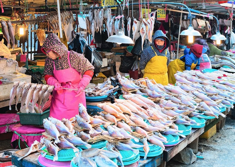 Toàn cảnh chợ cá Jagalchi ở Busan với các quầy hải sản tươi