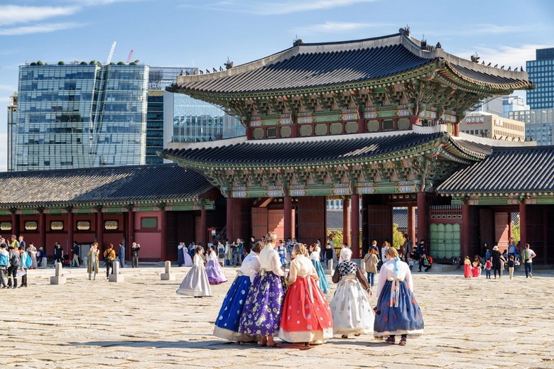 Toàn cảnh cung điện Gyeongbokgung ở Seoul với du khách mặc Hanbok truyền thống