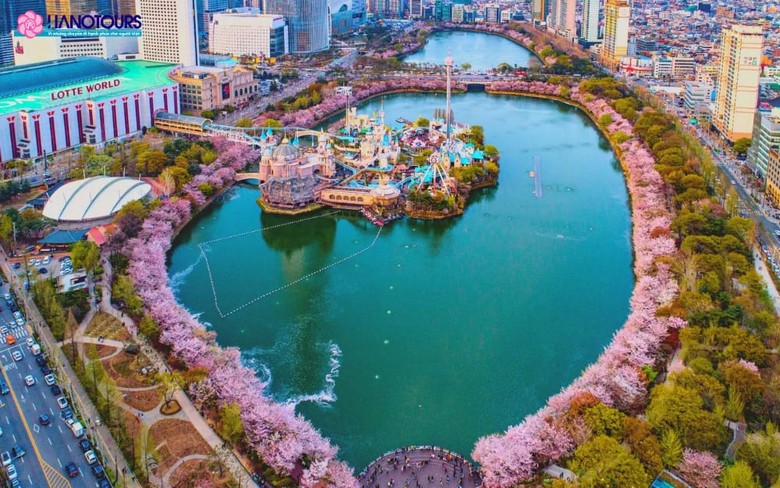 Toàn cảnh khu Jamsil với Lotte World Tower và hồ Seokchon