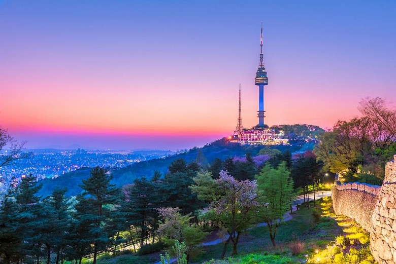 Toàn cảnh thành phố Seoul với tháp N Seoul nổi bật lúc hoàng hôn