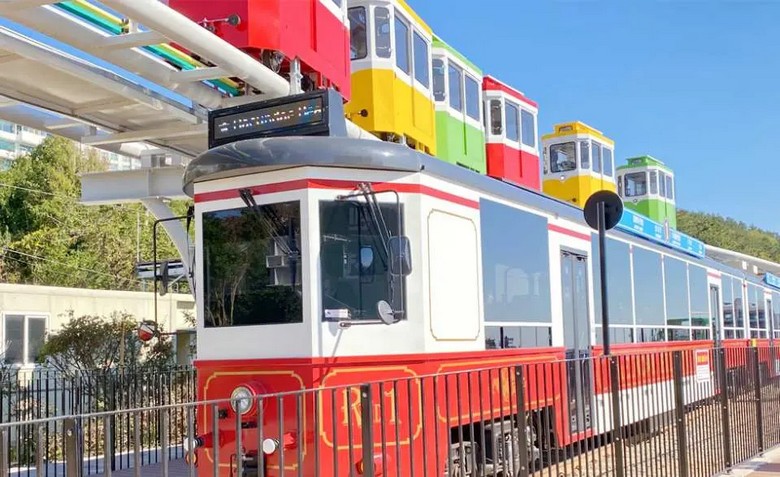 Toa tàu Sky Capsule nhiều màu sắc chạy dọc bờ biển Haeundae