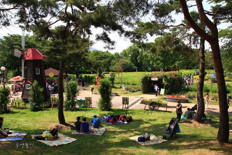Trẻ em vui chơi tại vườn thú trong công viên Children's Grand Park Seoul