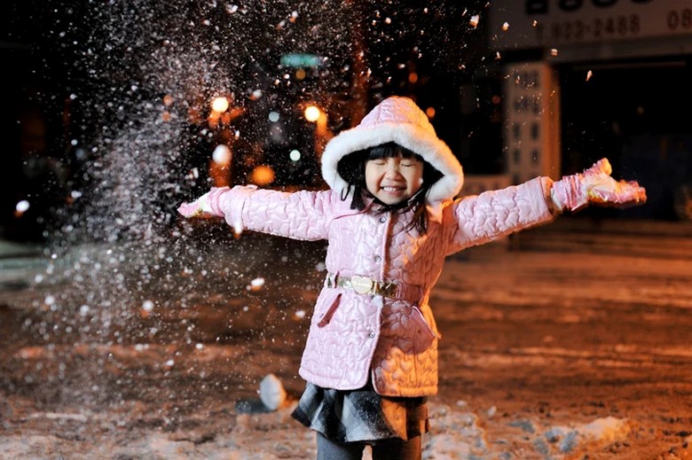 Trẻ nhỏ thích thú nghịch tuyết mùa đông ở Hàn Quốc