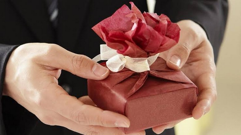 Trao quà bằng hai tay theo đúng phép tắc văn hóa Hàn Quốc