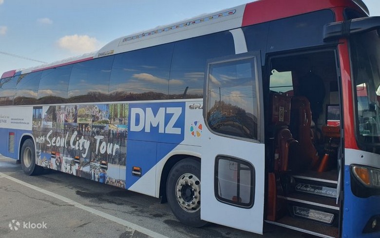 Xe buýt tour đưa khách qua Vùng Kiểm soát Dân sự tới các điểm tham quan DMZ