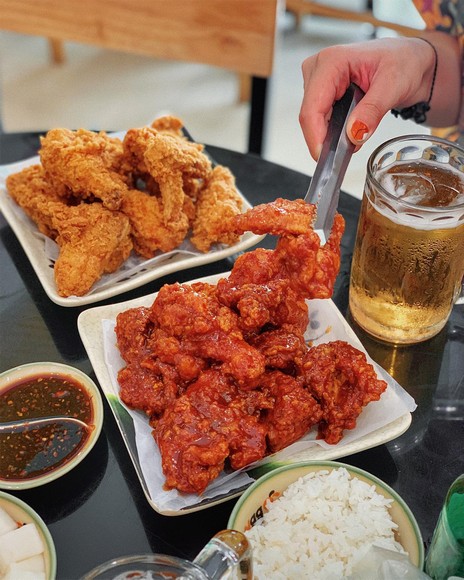 Đĩa gà rán Hàn vàng giòn bên ly bia tươi mát lạnh
