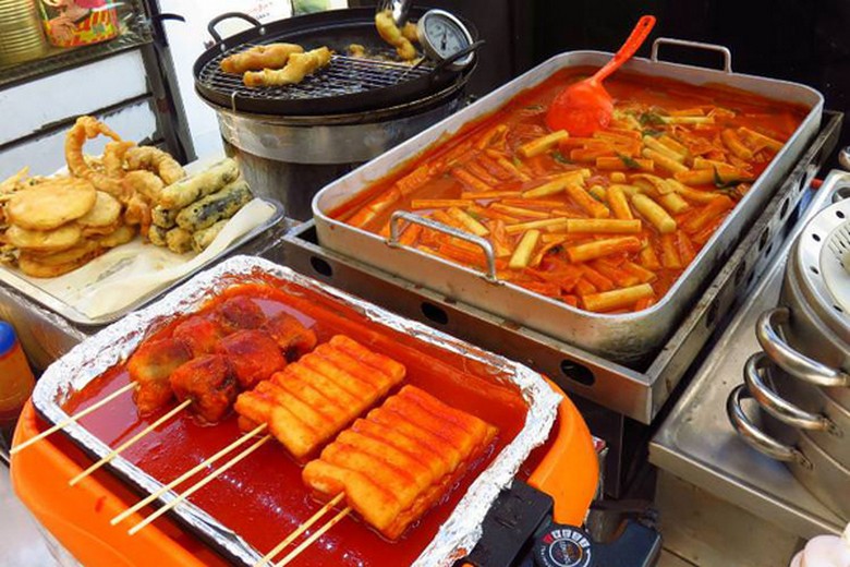 Đĩa tteokbokki bánh gạo sốt cay đỏ ở chợ đêm Myeongdong