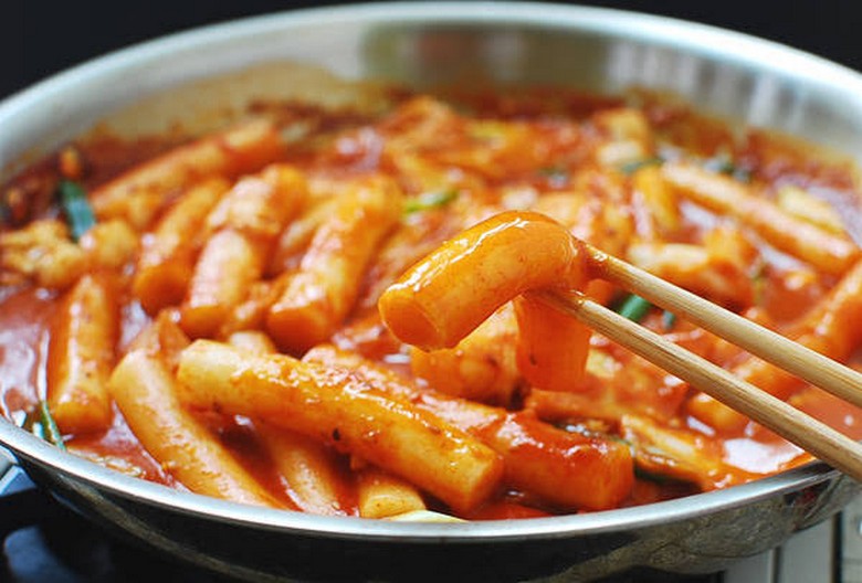 Đĩa tteokbokki cay đỏ và xiên đồ chiên tại một quầy đường phố Seoul