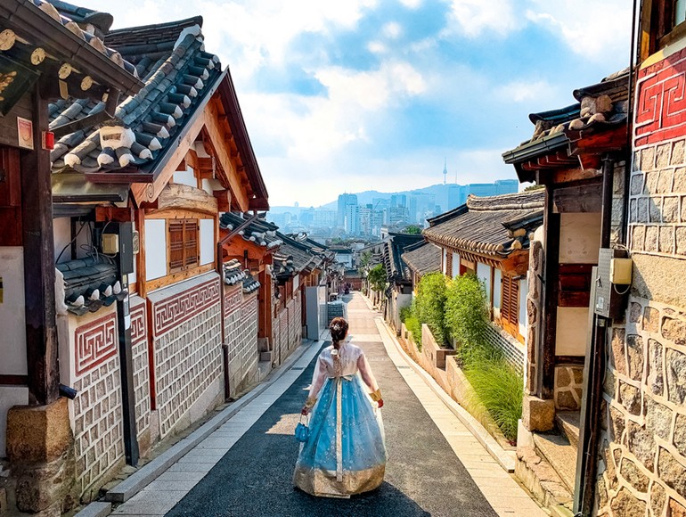 Đoàn khách Hà Nội mặc hanbok chụp ảnh tại làng Eunpyeong Hanok