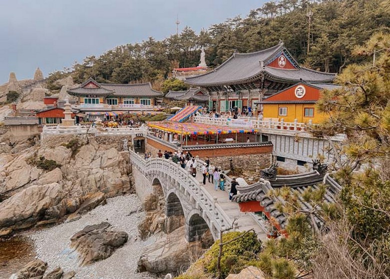  Chùa Haedong Yonggungsa với kiến trúc cổ kính nằm sát bờ biển Busan