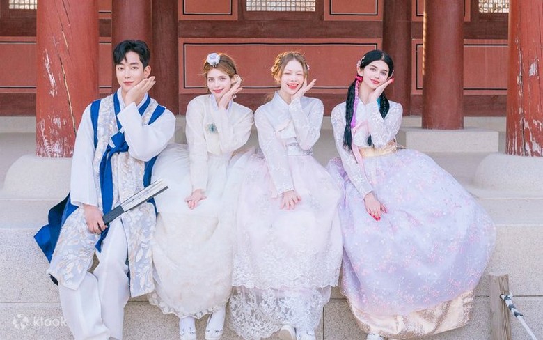 Du khách mặc hanbok chụp ảnh trước cổng cung Gyeongbokgung