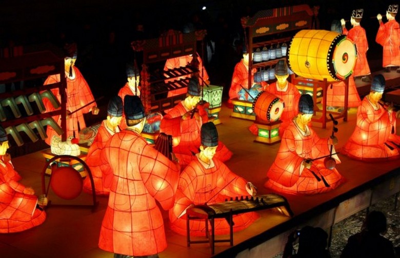 Đèn lồng nghệ thuật lung linh dọc suối Cheonggyecheon giữa trung tâm Seoul