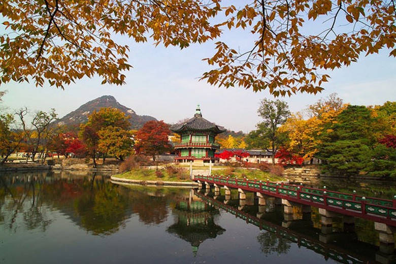 Đình Hyangwonjeong lục giác và cây cầu gỗ bắc qua hồ trong khuôn viên Gyeongbokgung