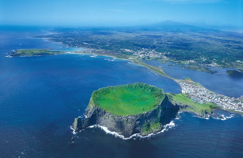 Đỉnh Seongsan Ilchulbong nhìn từ xa trên đảo Jeju