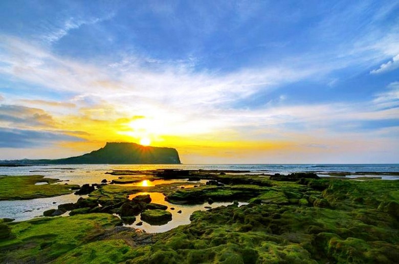 Đỉnh núi lửa Seongsan Ilchulbong ở đảo Jeju lúc bình minh