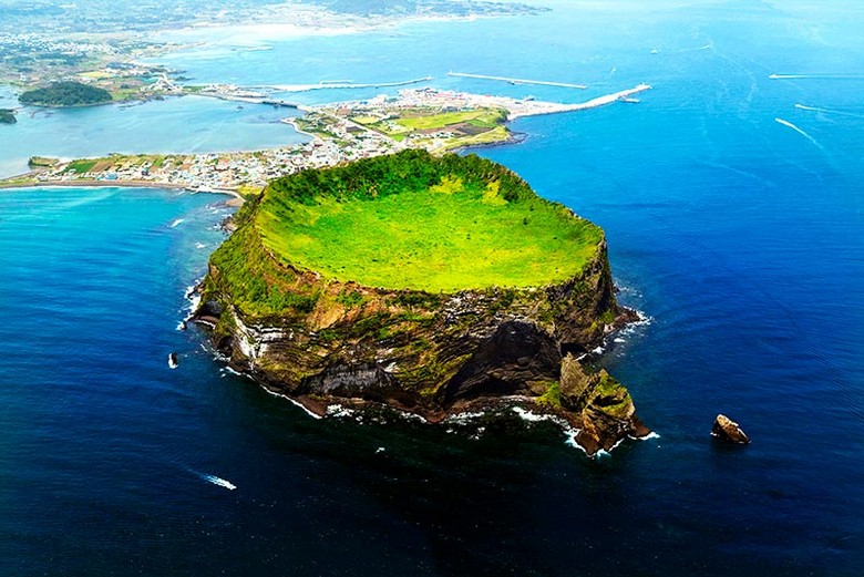 Đỉnh núi lửa Seongsan Ilchulbong nhìn từ trên cao trên đảo Jeju