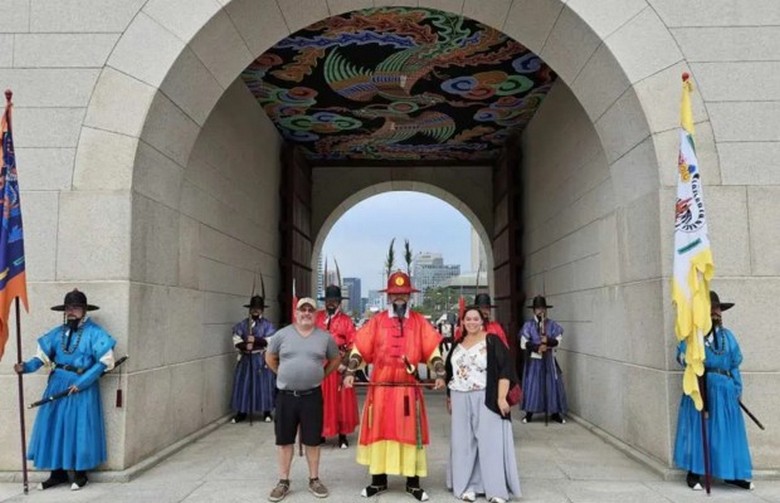 Đoàn khách Hà Nội đứng xem lễ đổi gác trước cổng Gwanghwamun cung điện Gyeongbokgung