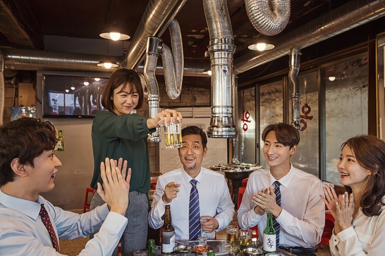 Đoàn khách Hà Nội cùng nâng ly soju trong một quán nhậu tại Seoul